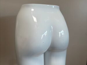 Mannequin fessier femme blanc brillant en fibre de verre – H43,5 x L34 cm