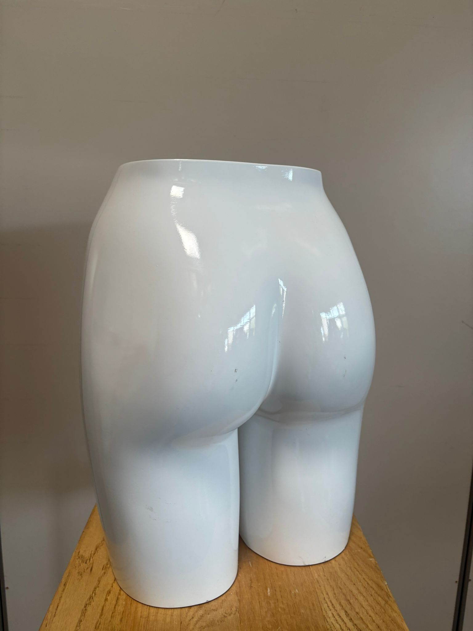 Mannequin fessier femme blanc brillant en fibre de verre – H43,5 x L34 cm