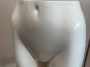 Mannequin fessier femme blanc brillant en fibre de verre – H43,5 x L34 cm