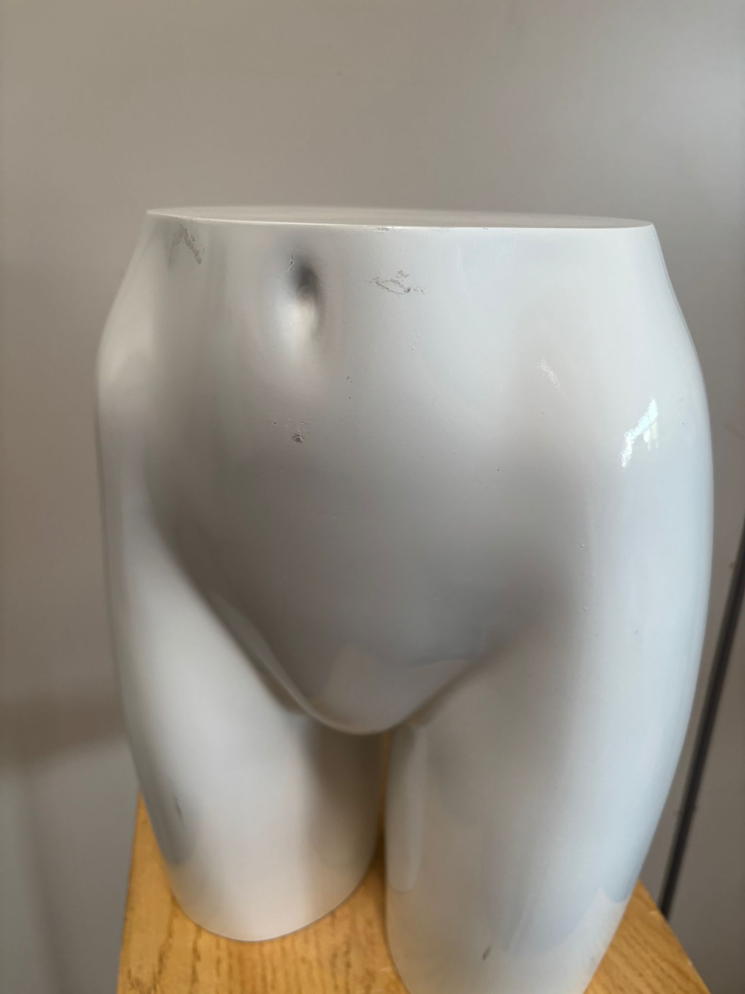 Mannequin fessier femme blanc brillant en fibre de verre – H43,5 x L34 cm