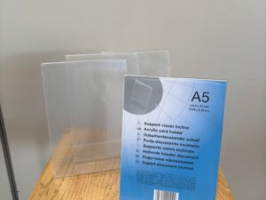 Support de présentation A5 en PVC renforcé transparent – incliné
