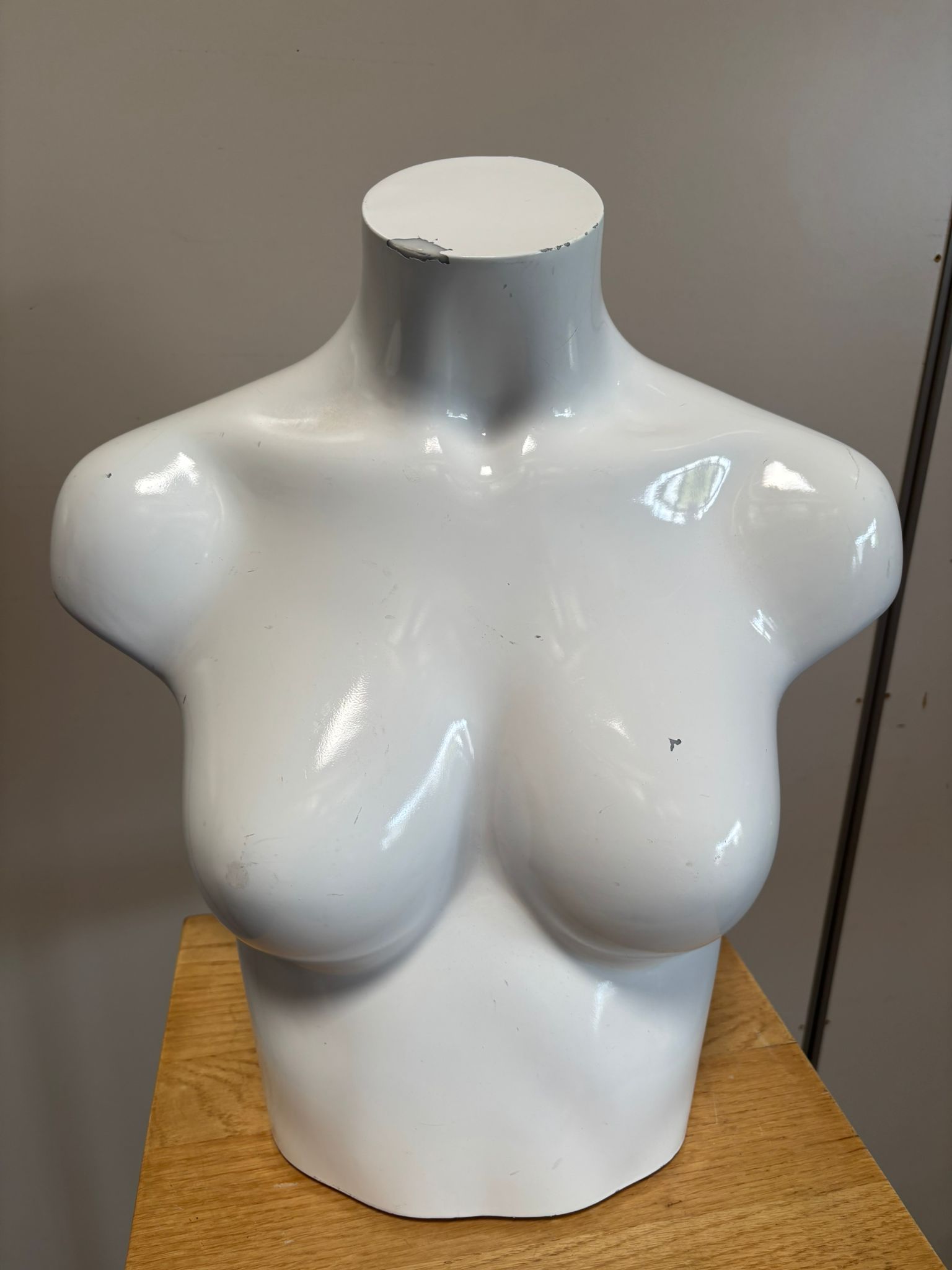 Mannequin buste femme blanc brillant en fibre de verre – H43 cm