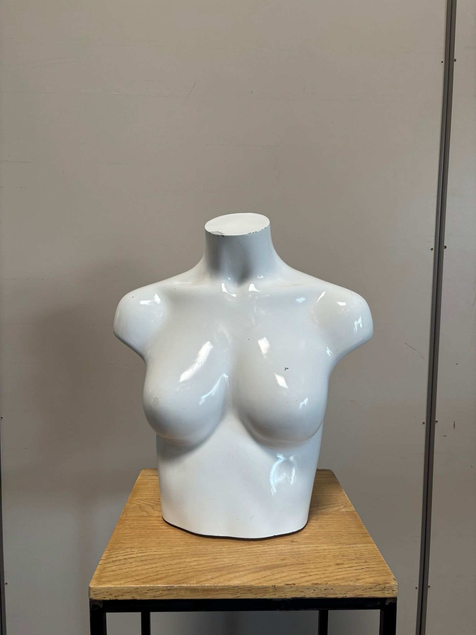 Mannequin buste femme blanc brillant en fibre de verre – H43 cm