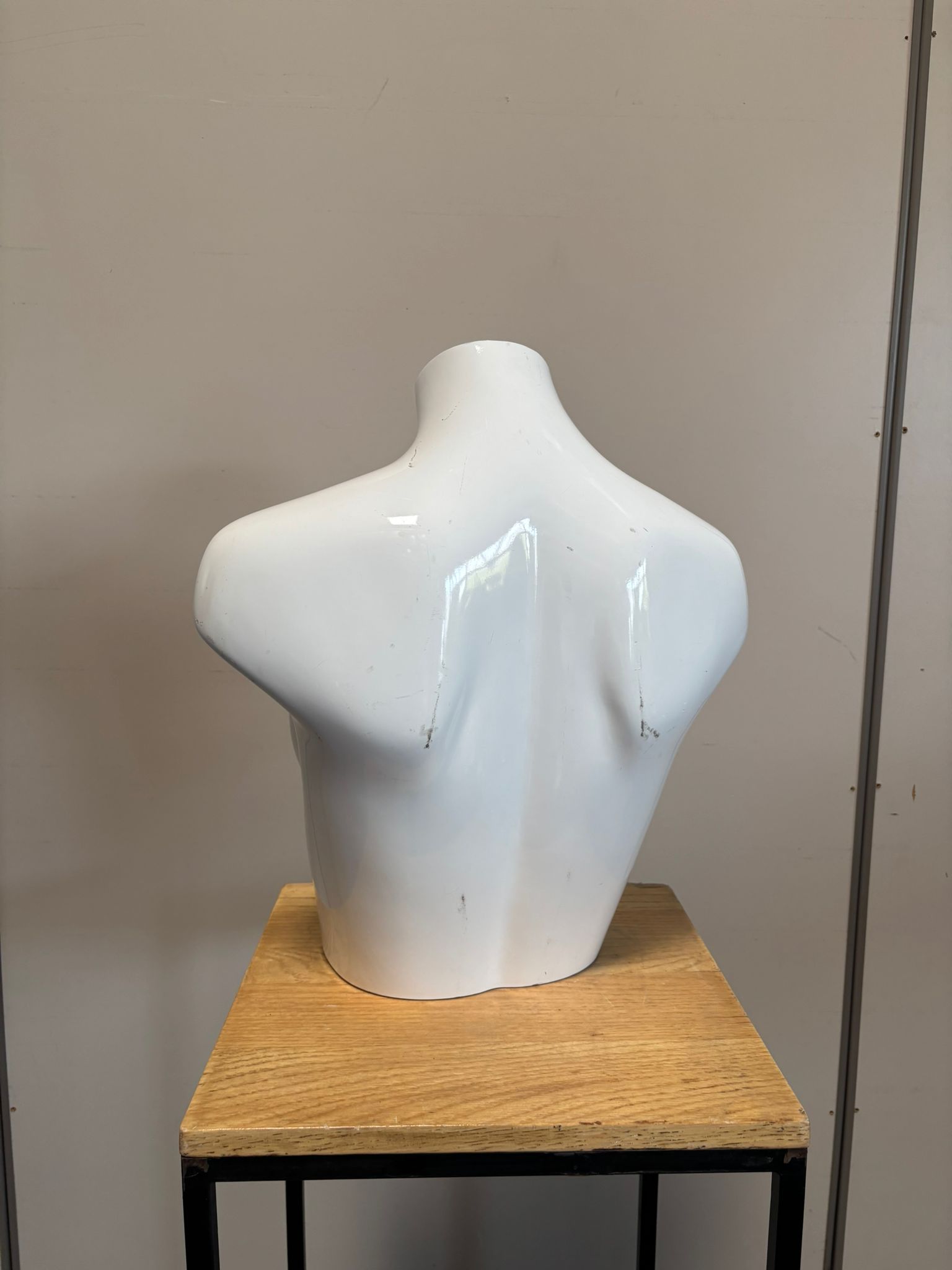 Mannequin buste femme blanc brillant en fibre de verre – H43 cm