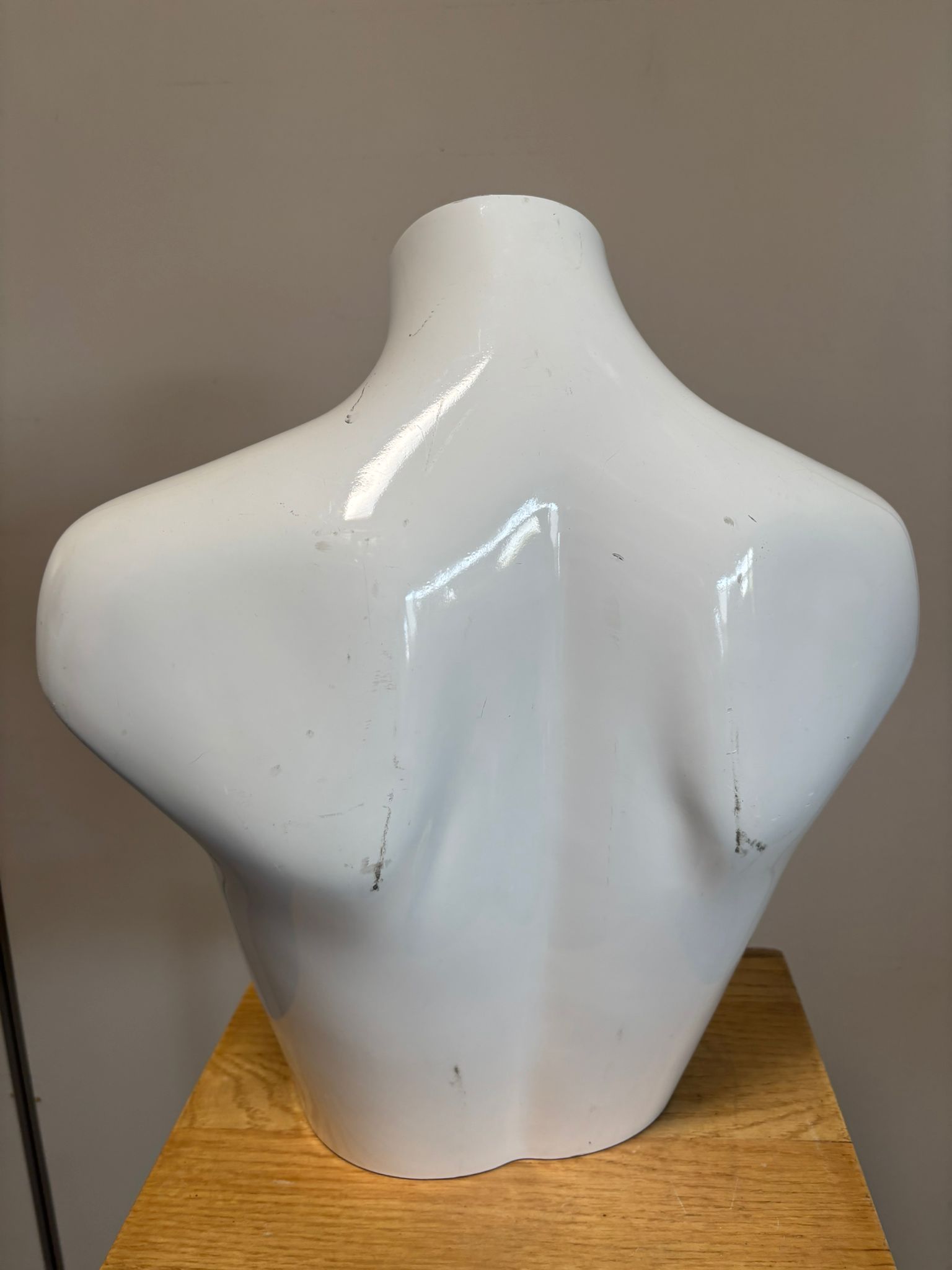 Mannequin buste femme blanc brillant en fibre de verre – H43 cm