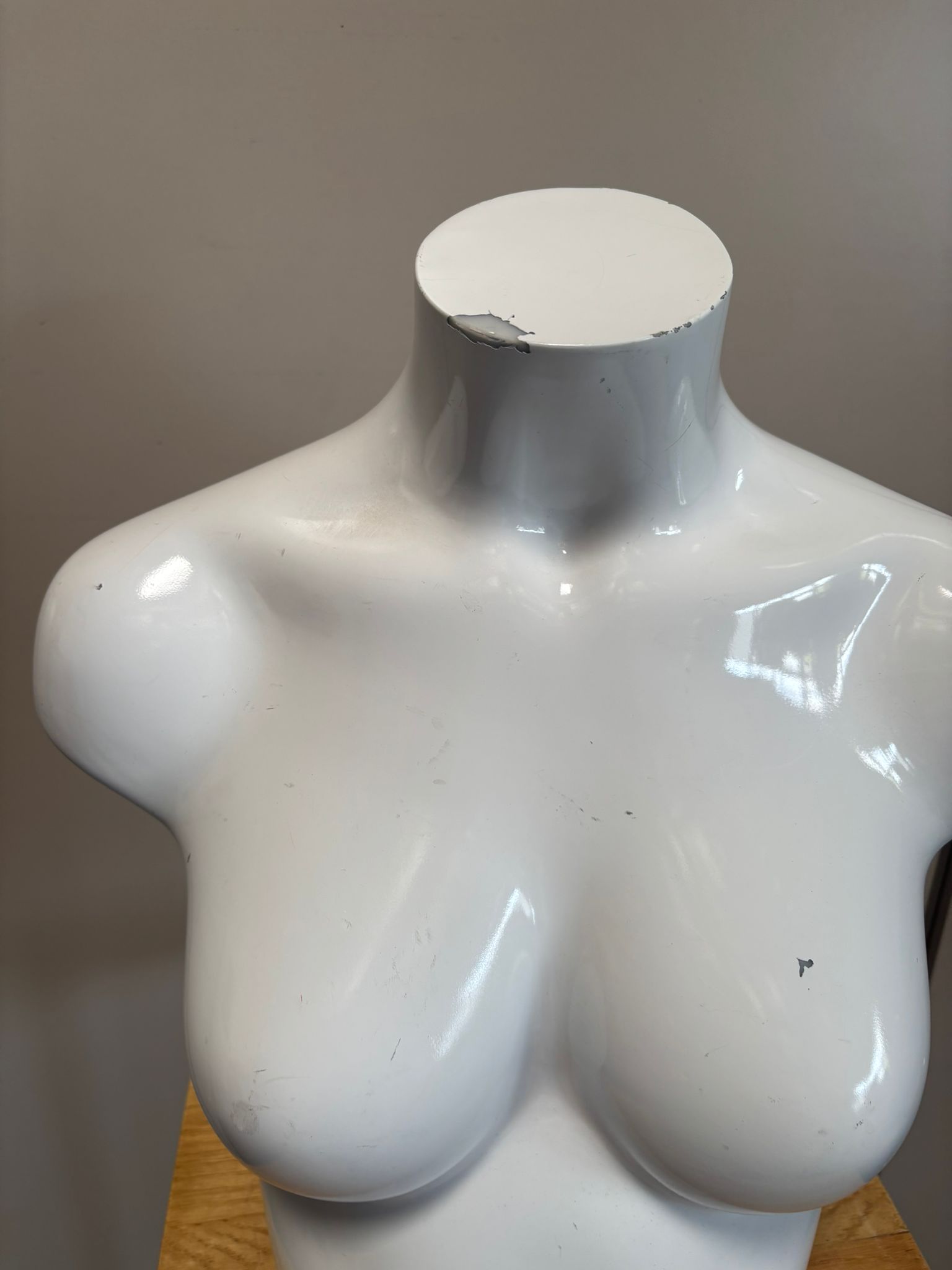 Mannequin buste femme blanc brillant en fibre de verre – H43 cm
