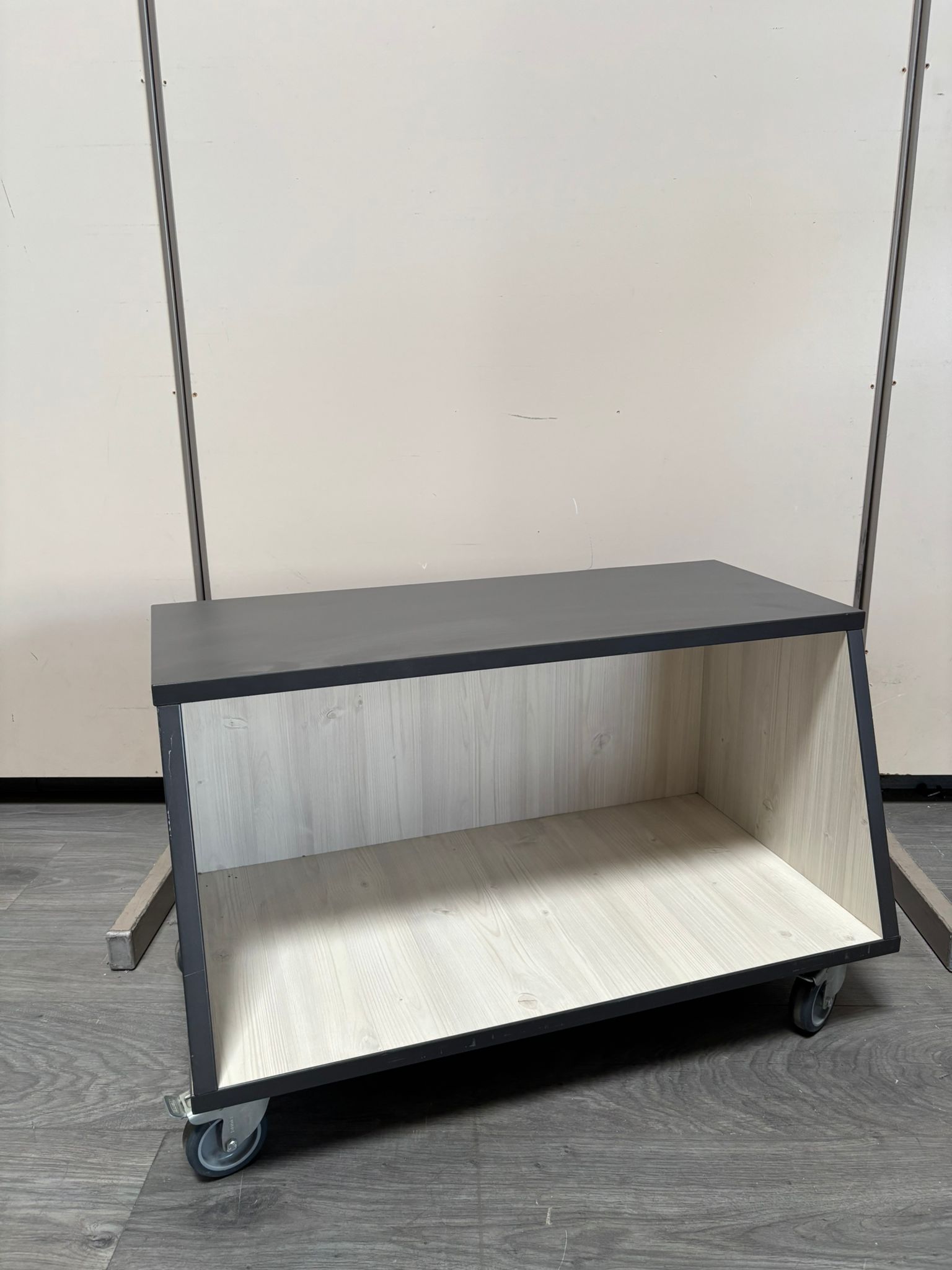 Petit meuble niche sur roulettes bois gris et beige – L72 x l30 x H45 cm