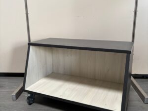 Petit meuble niche sur roulettes bois gris et beige – L72 x l30 x H45 cm
