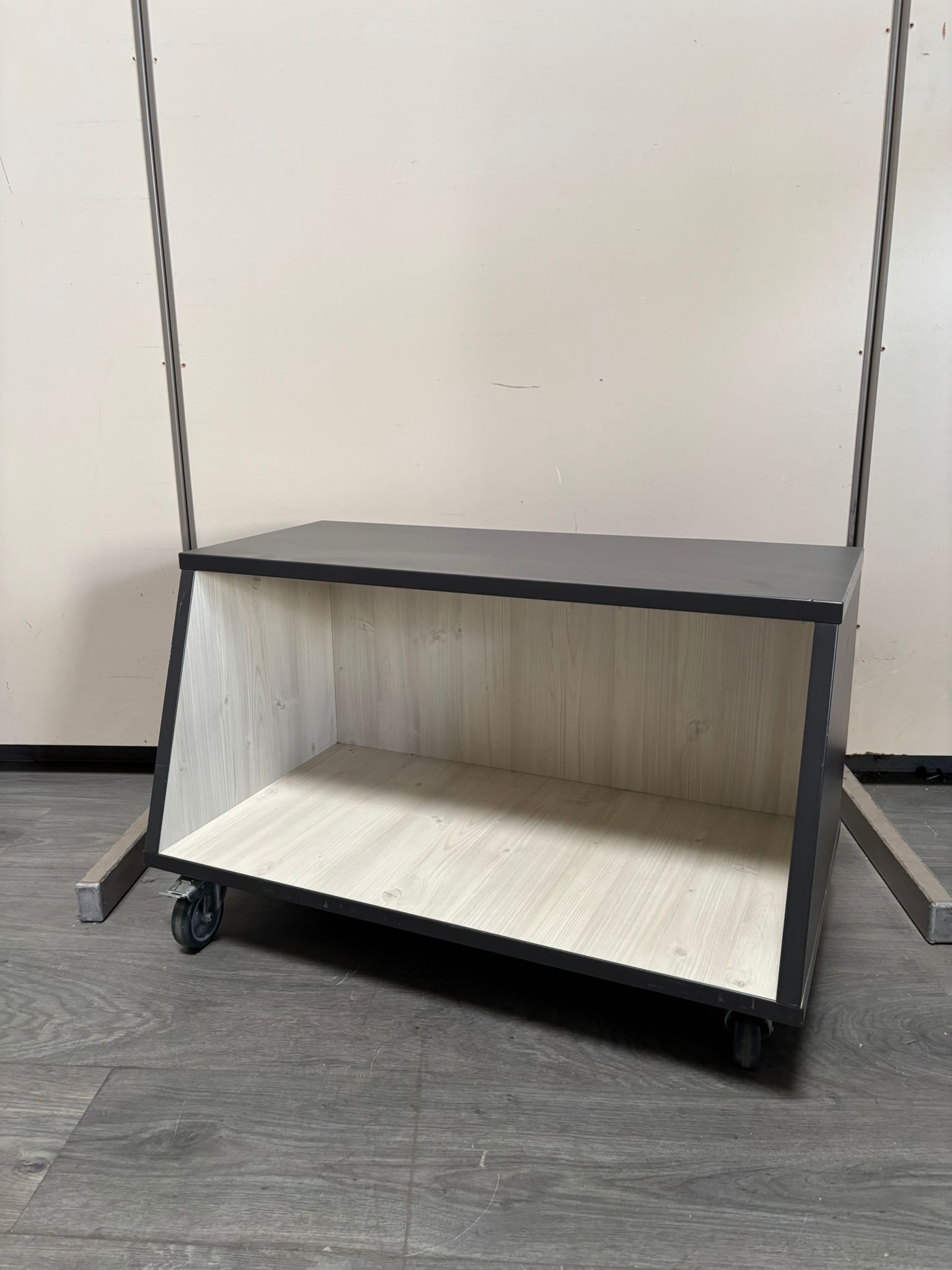 Petit meuble niche sur roulettes bois gris et beige – L72 x l30 x H45 cm