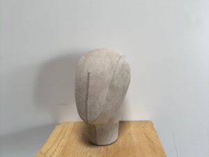 Tête de présentation mannequin en fibre de verre et velours marron – H27 cm