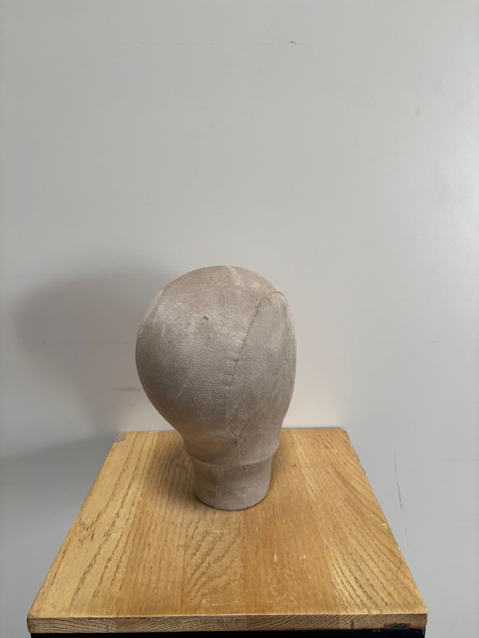 Tête de présentation mannequin en fibre de verre et velours marron – H27 cm