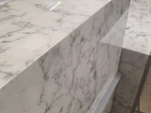 Ensemble de meubles & podiums de présentation imitation marbre brillant 3 modules – L120 x l60 x H90 cm