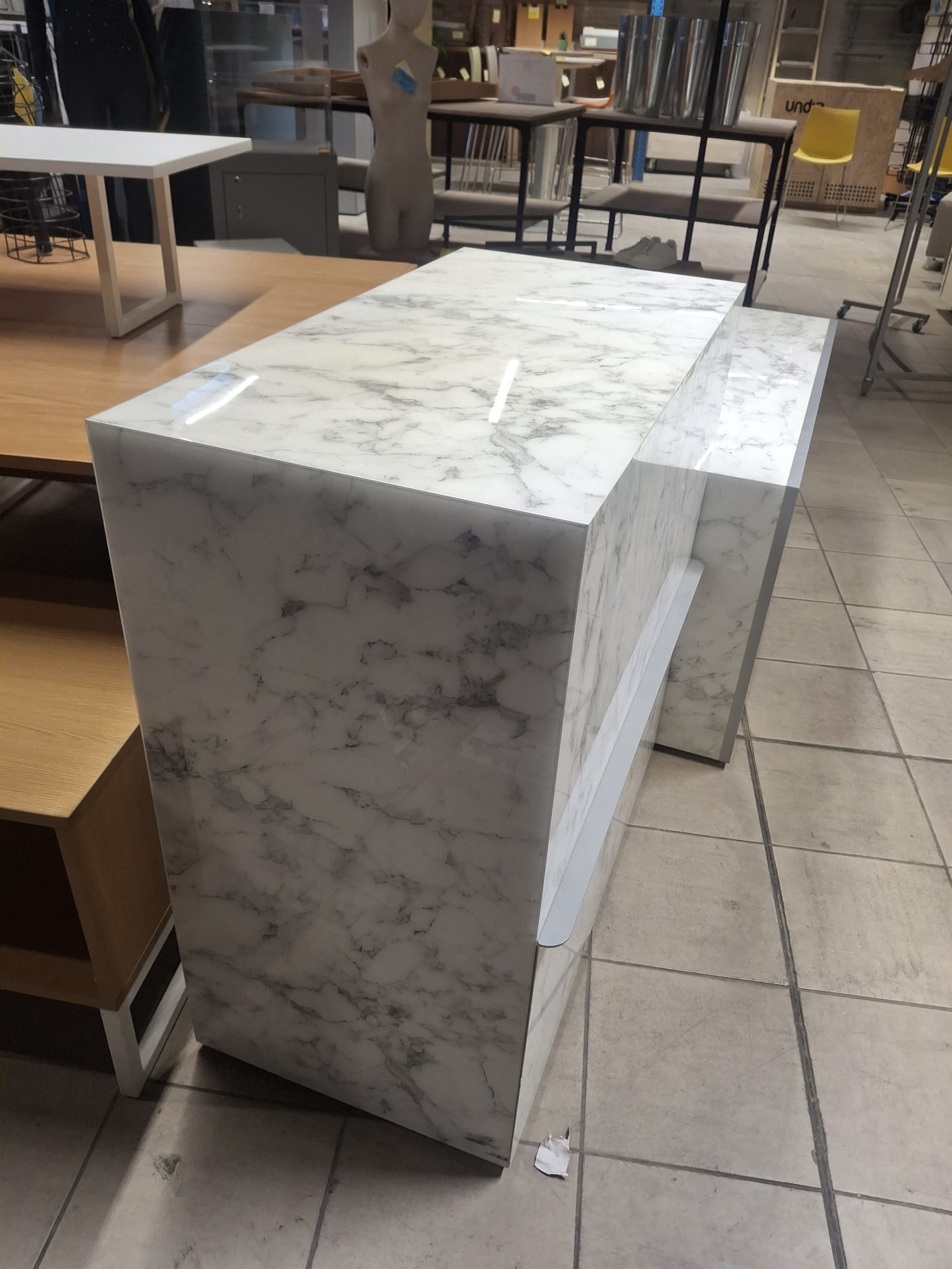Ensemble de meubles & podiums de présentation imitation marbre brillant 3 modules – L120 x l60 x H90 cm