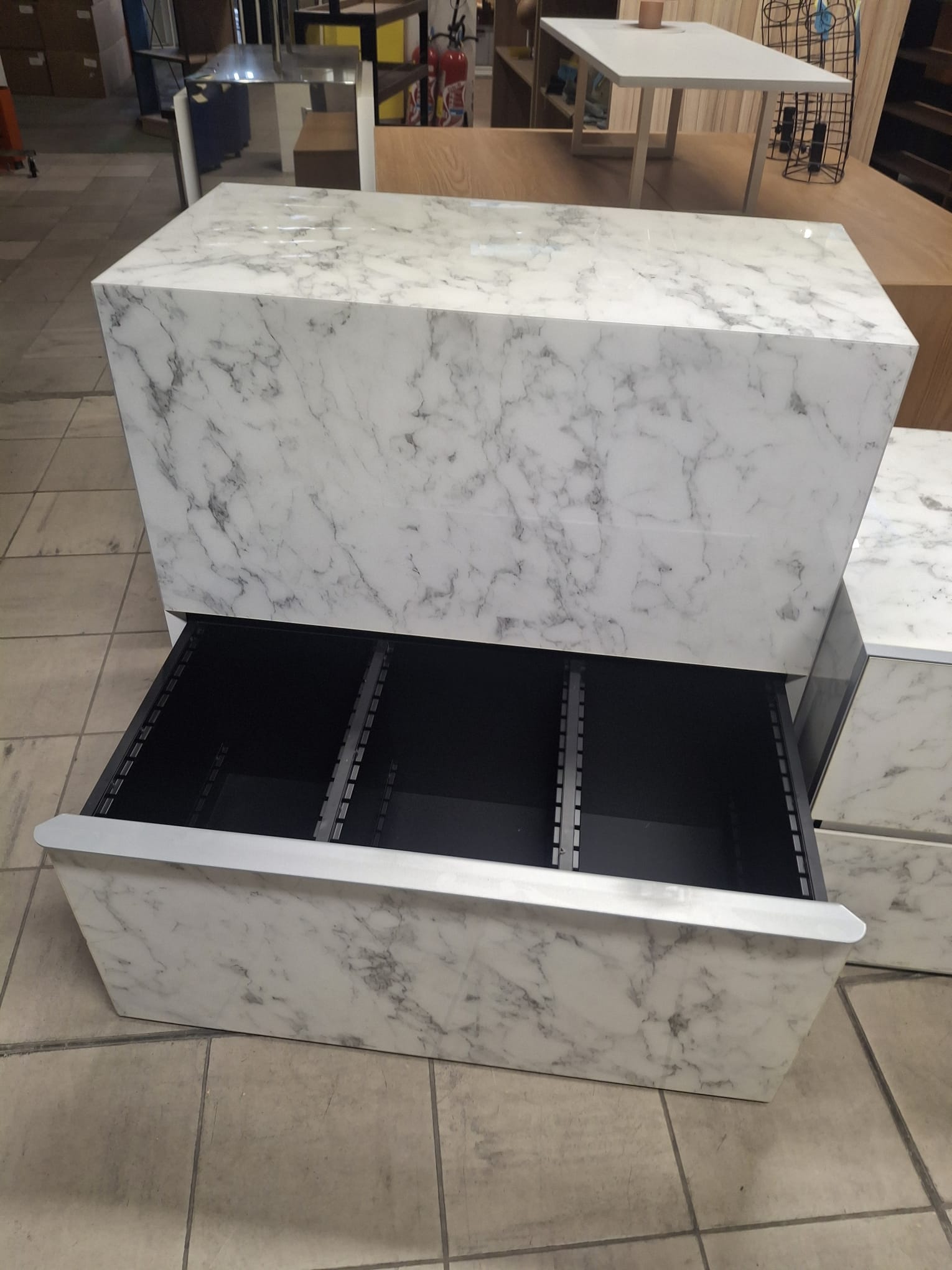 Ensemble de meubles & podiums de présentation imitation marbre brillant 3 modules – L120 x l60 x H90 cm