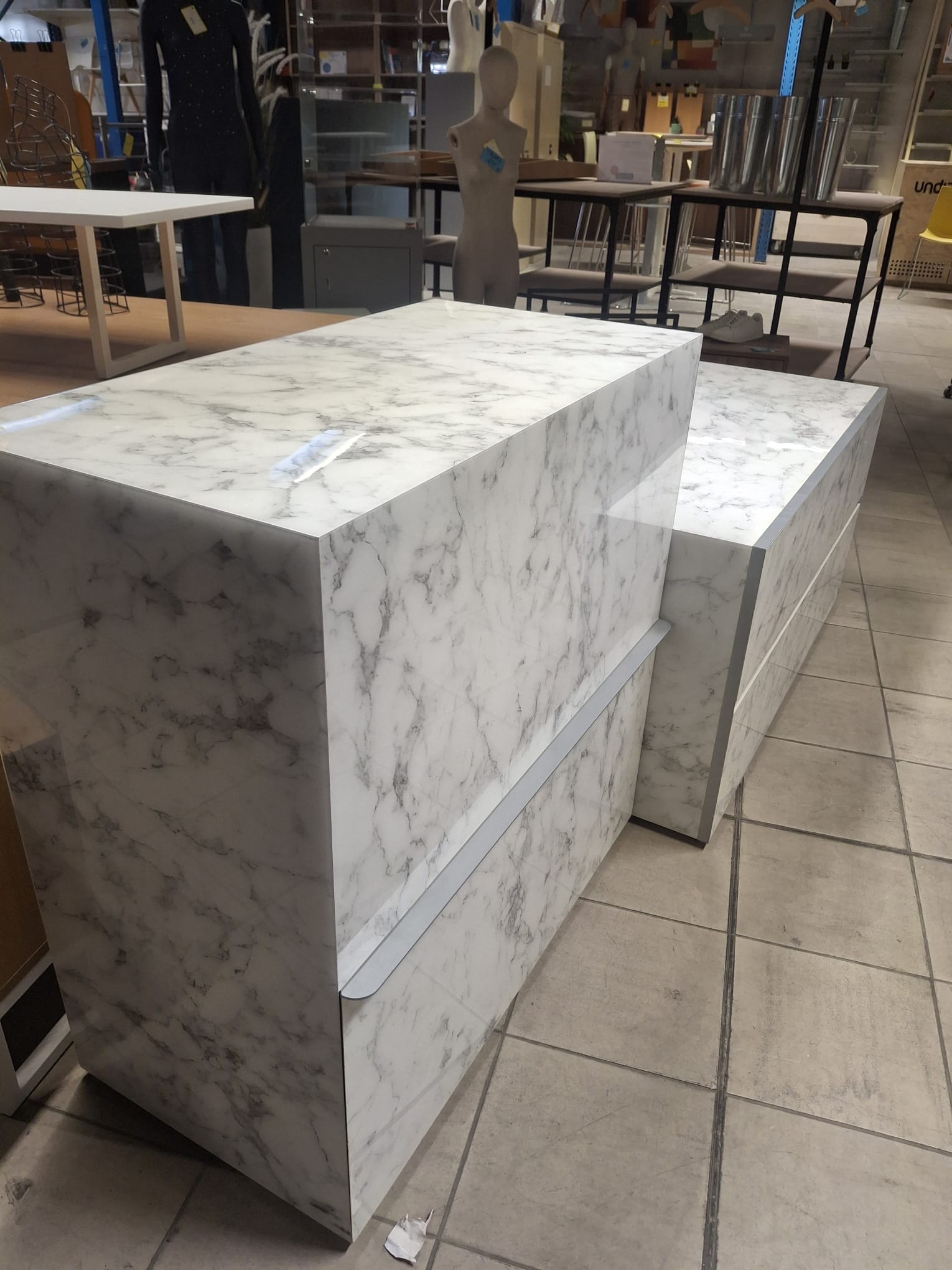 Ensemble de meubles & podiums de présentation imitation marbre brillant 3 modules – L120 x l60 x H90 cm
