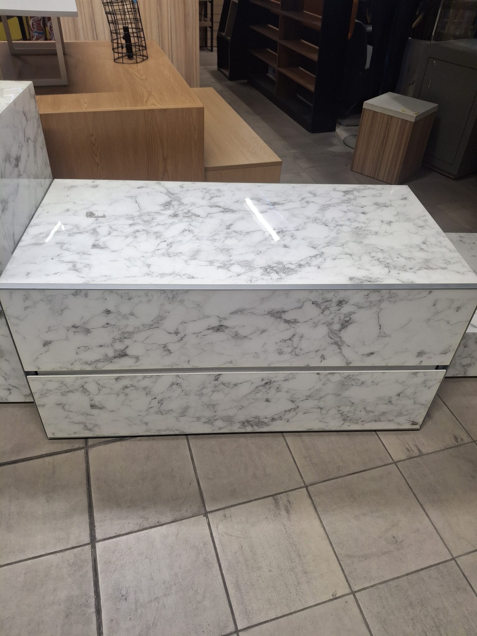 Ensemble de meubles & podiums de présentation imitation marbre brillant 3 modules – L120 x l60 x H90 cm