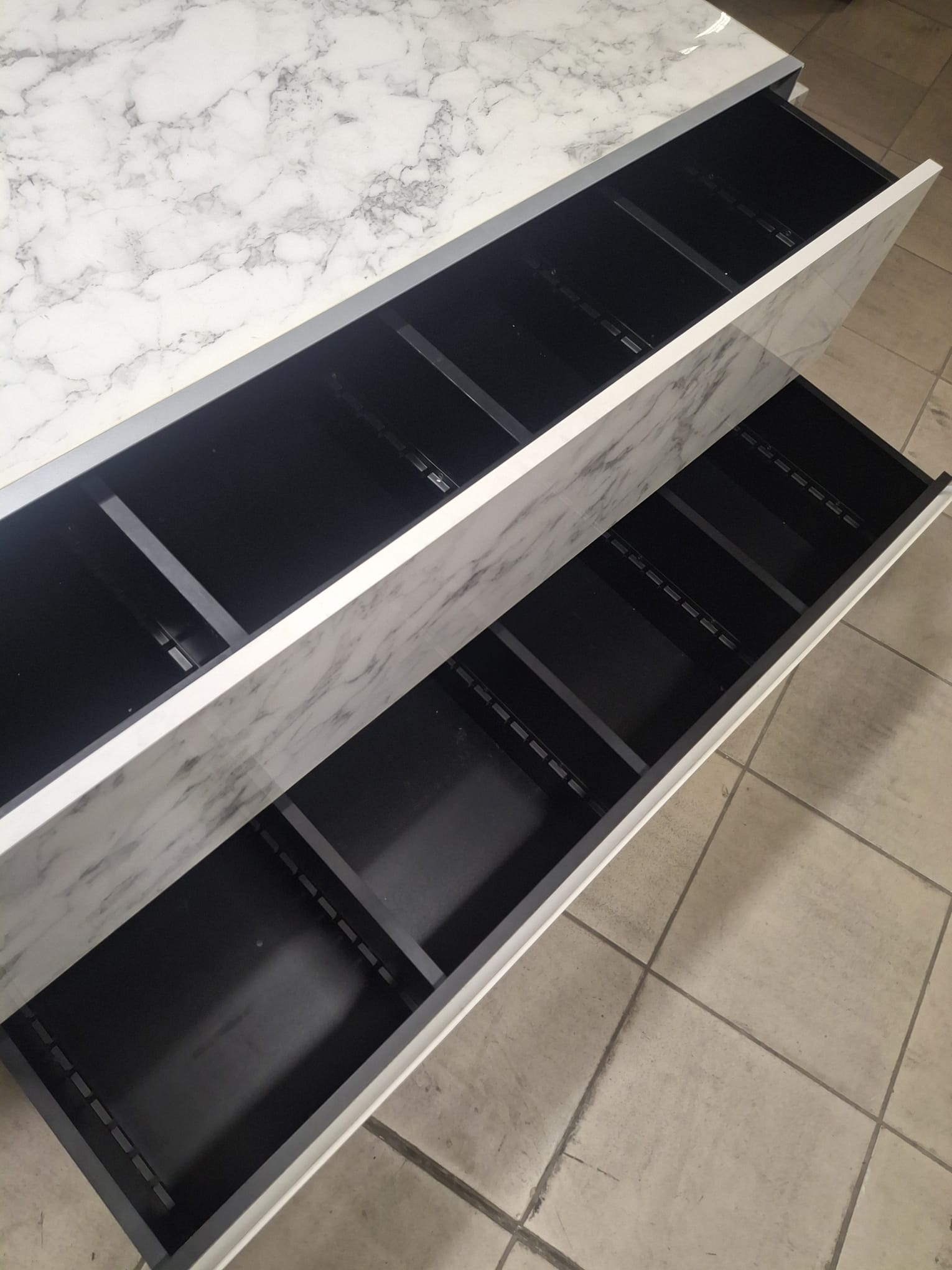 Ensemble de meubles & podiums de présentation imitation marbre brillant 3 modules – L120 x l60 x H90 cm