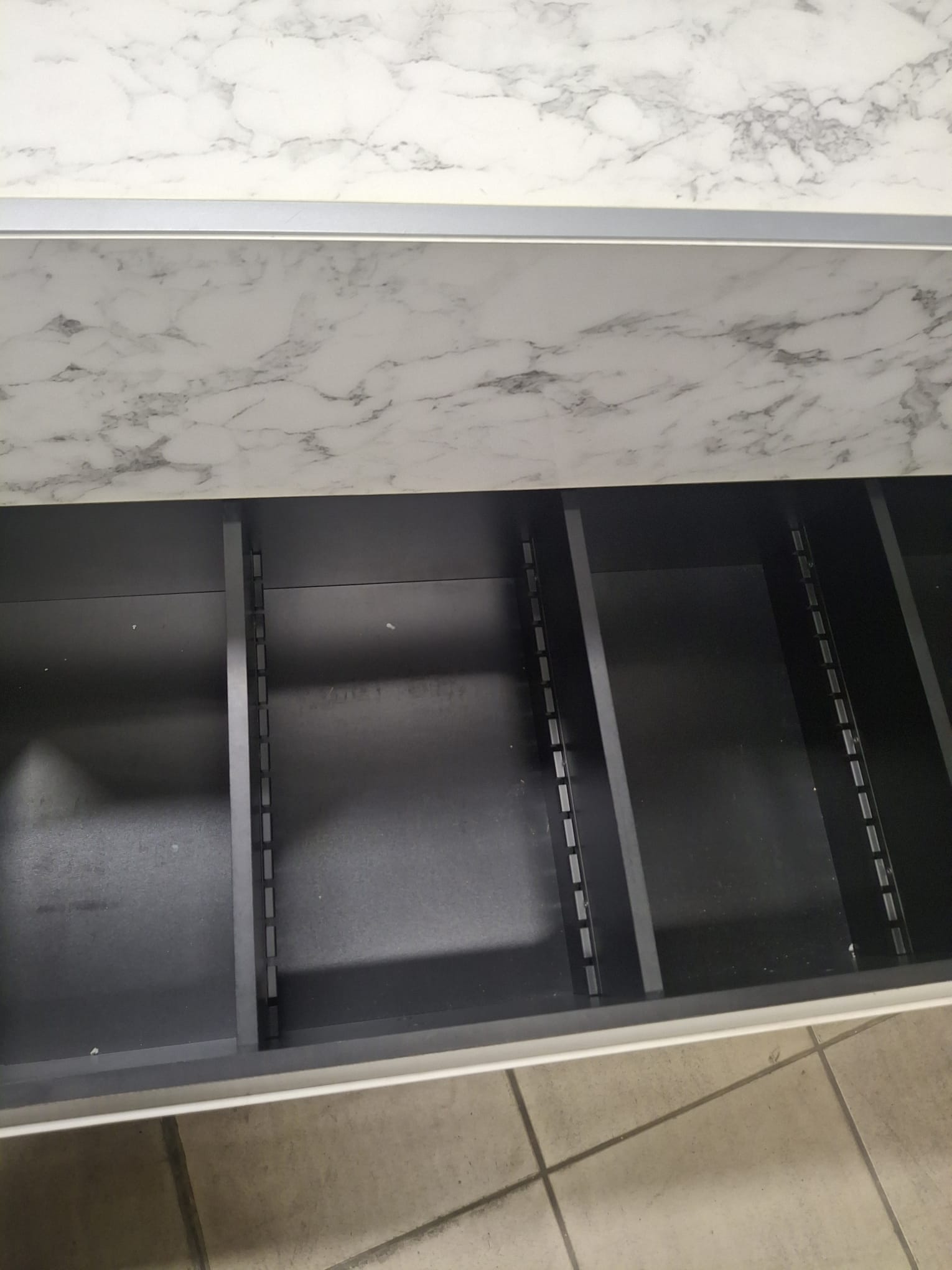 Ensemble de meubles & podiums de présentation imitation marbre brillant 3 modules – L120 x l60 x H90 cm
