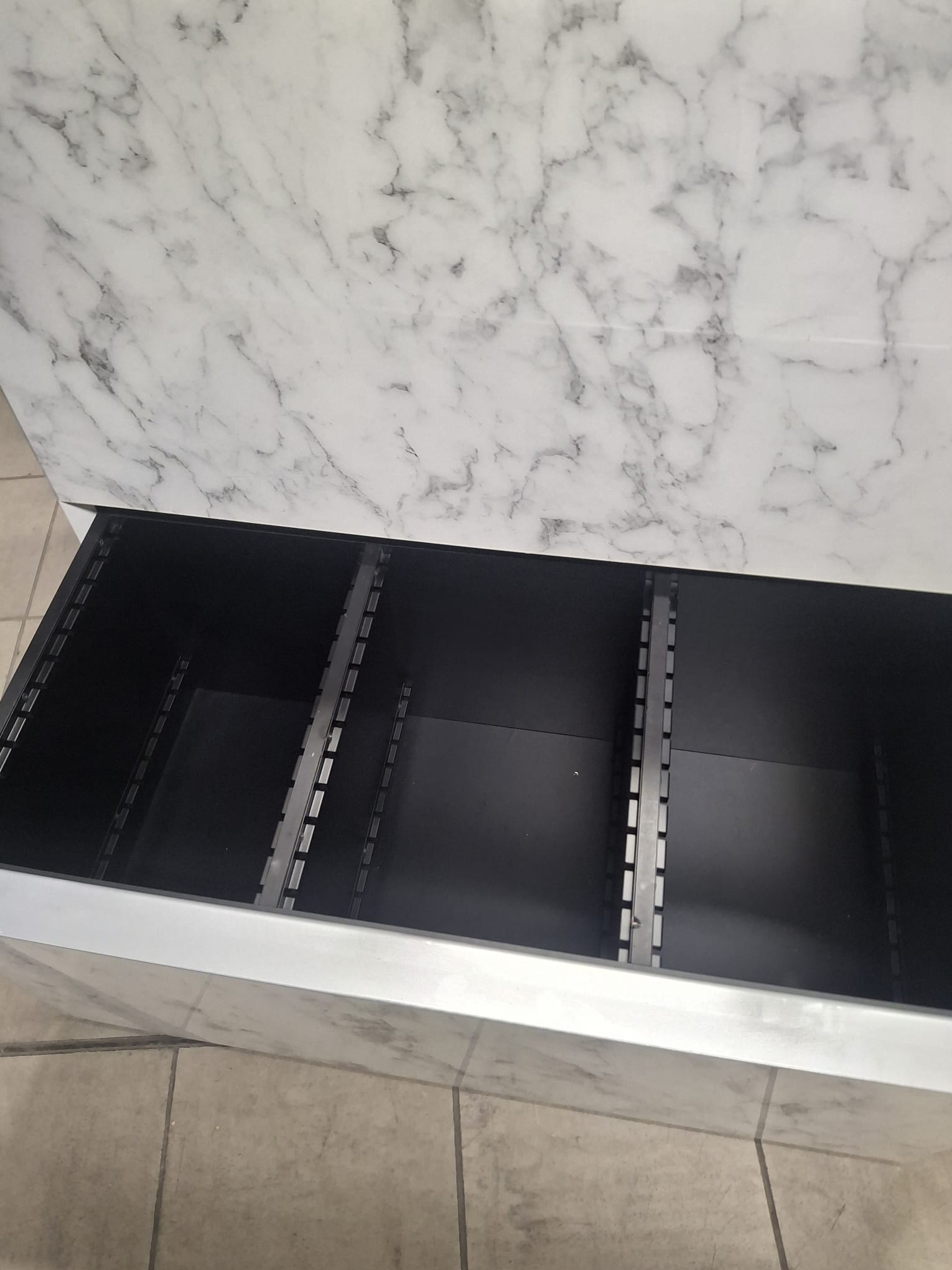 Ensemble de meubles & podiums de présentation imitation marbre brillant 3 modules – L120 x l60 x H90 cm