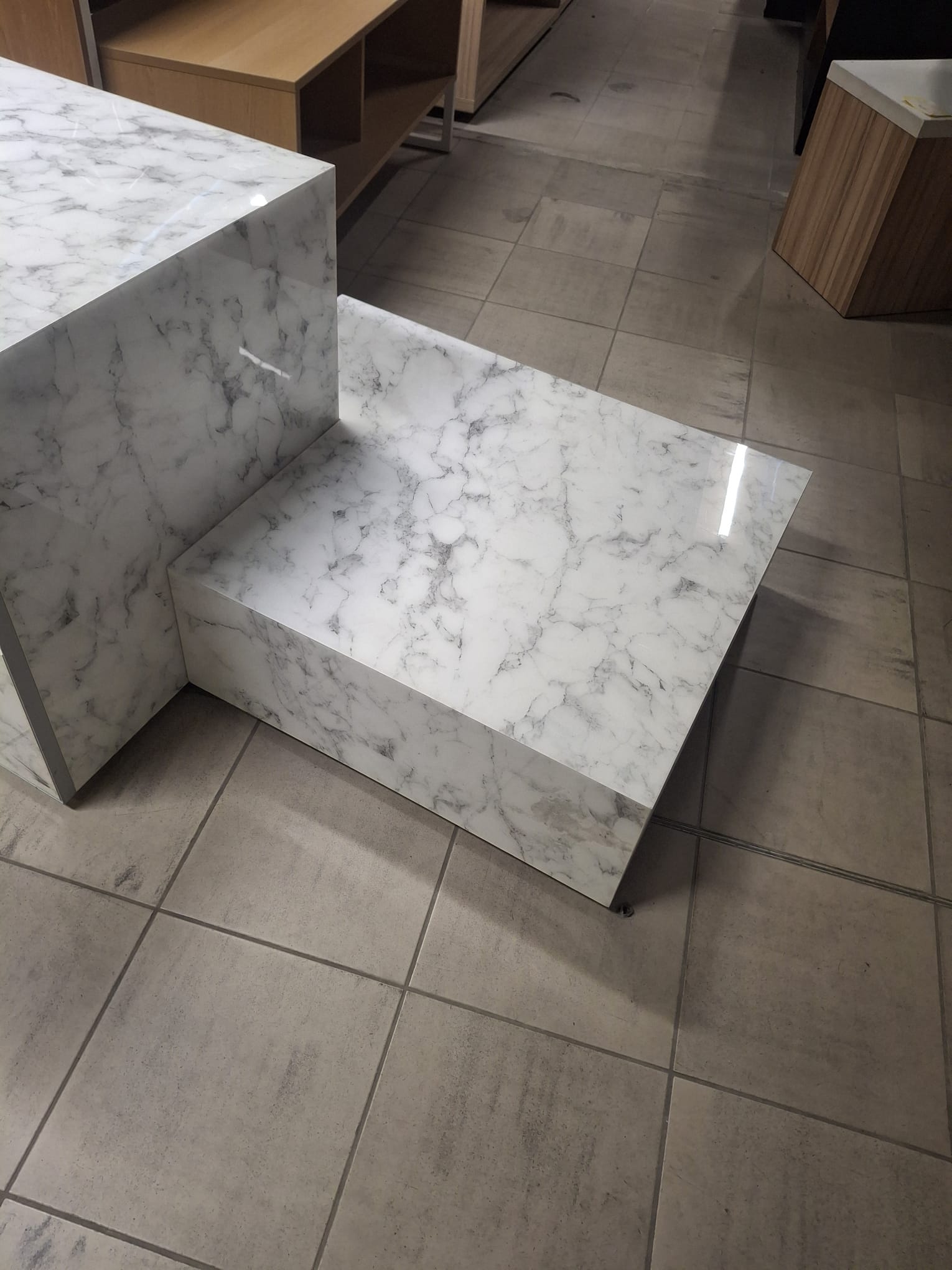 Ensemble de meubles & podiums de présentation imitation marbre brillant 3 modules – L120 x l60 x H90 cm