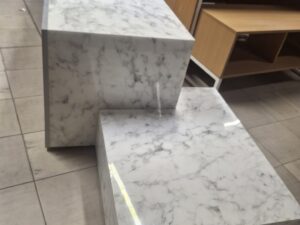 Ensemble de meubles & podiums de présentation imitation marbre brillant 3 modules – L120 x l60 x H90 cm