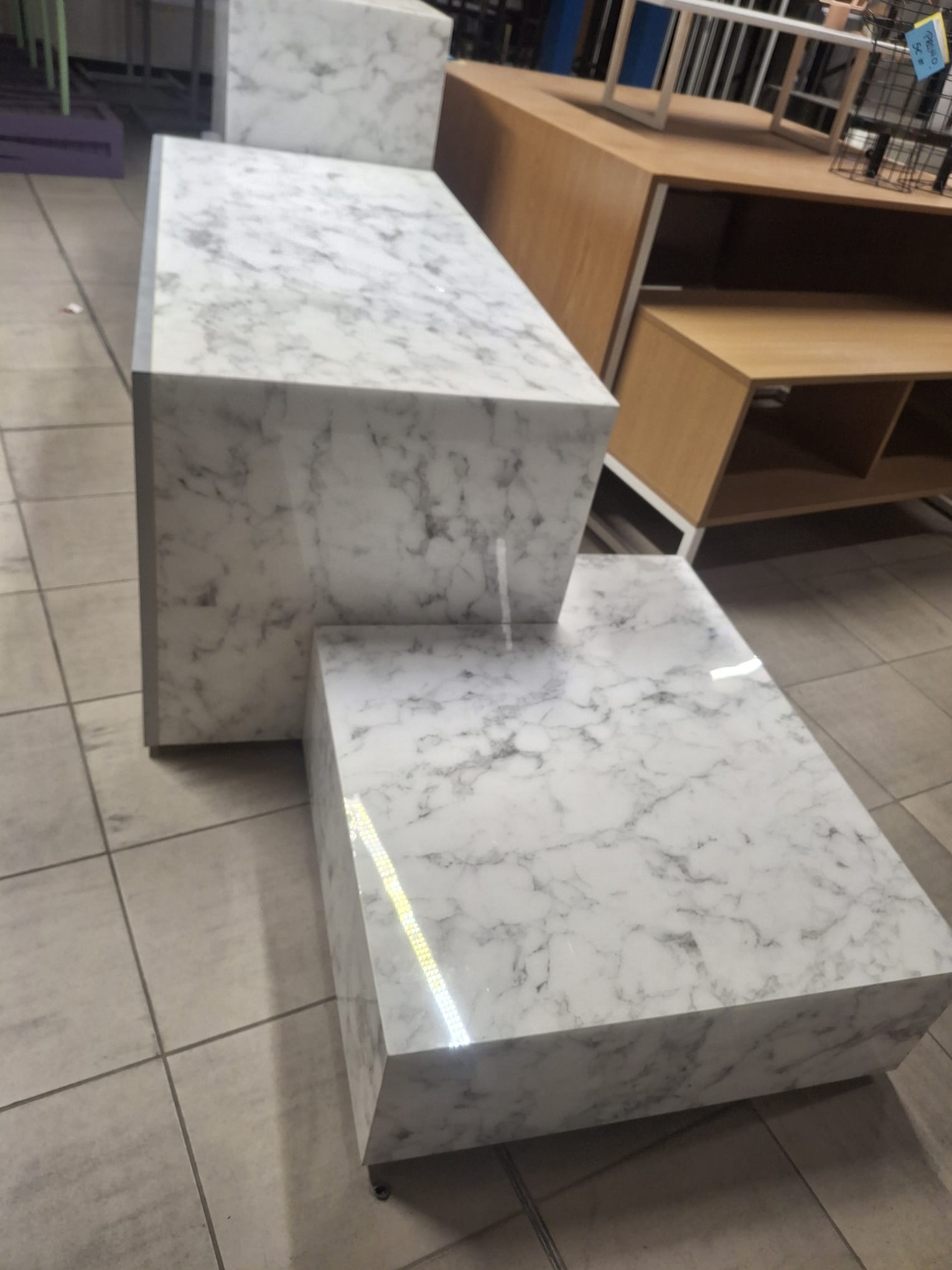 Ensemble de meubles & podiums de présentation imitation marbre brillant 3 modules – L120 x l60 x H90 cm
