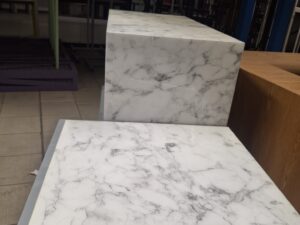Ensemble de meubles & podiums de présentation imitation marbre brillant 3 modules – L120 x l60 x H90 cm