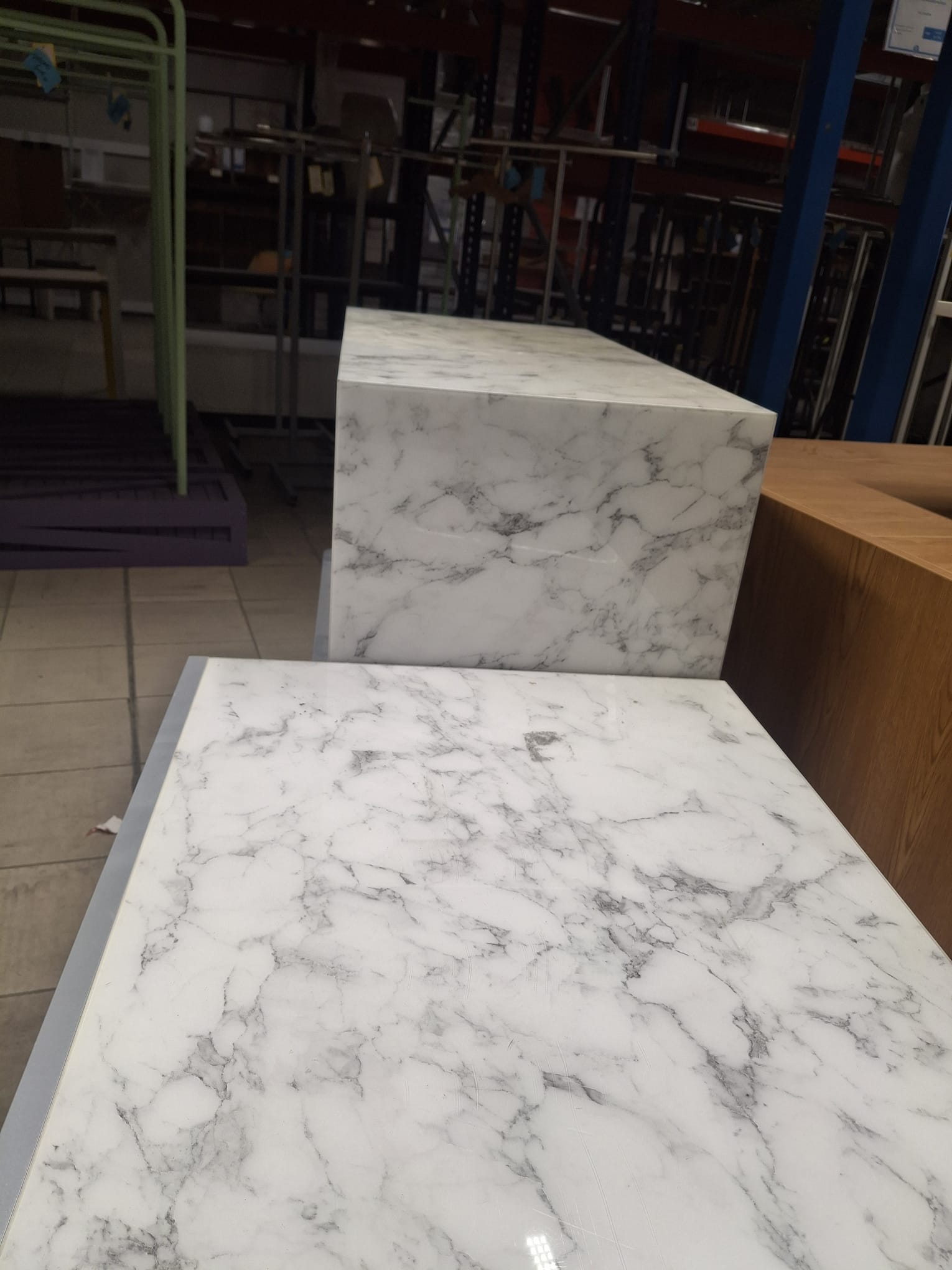 Ensemble de meubles & podiums de présentation imitation marbre brillant 3 modules – L120 x l60 x H90 cm