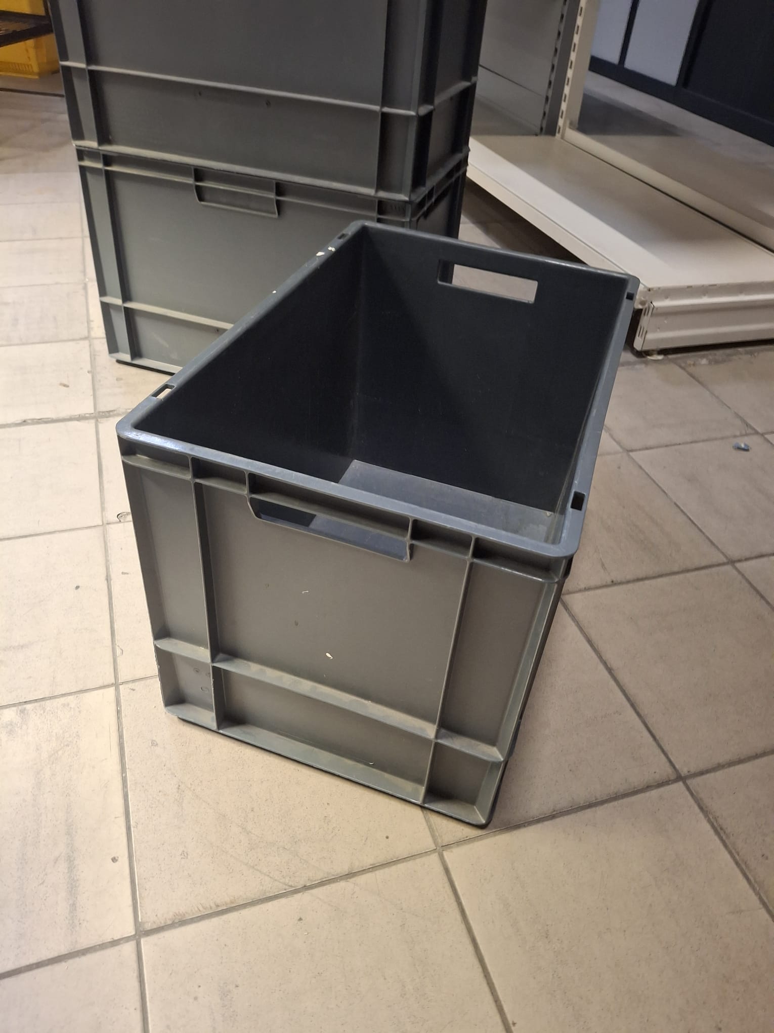 Caisse de manutention gris anthracite avec poignées – L59,5 x l40 x P40 cm