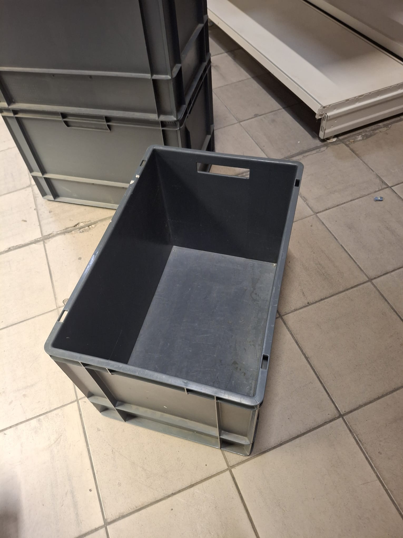 Caisse de manutention gris anthracite avec poignées – L59,5 x l40 x P40 cm