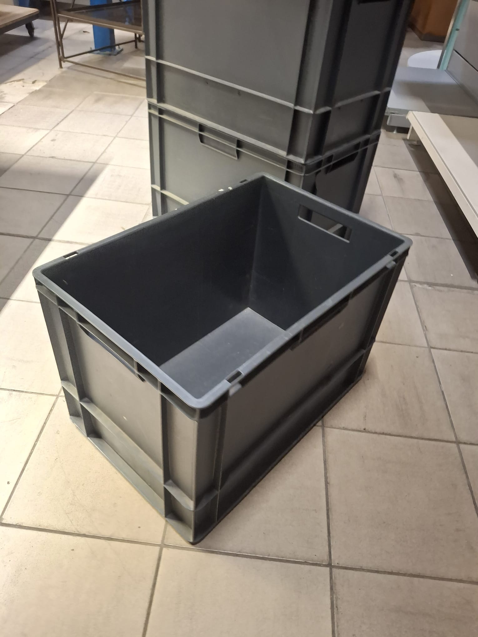 Caisse de manutention gris anthracite avec poignées – L59,5 x l40 x P40 cm