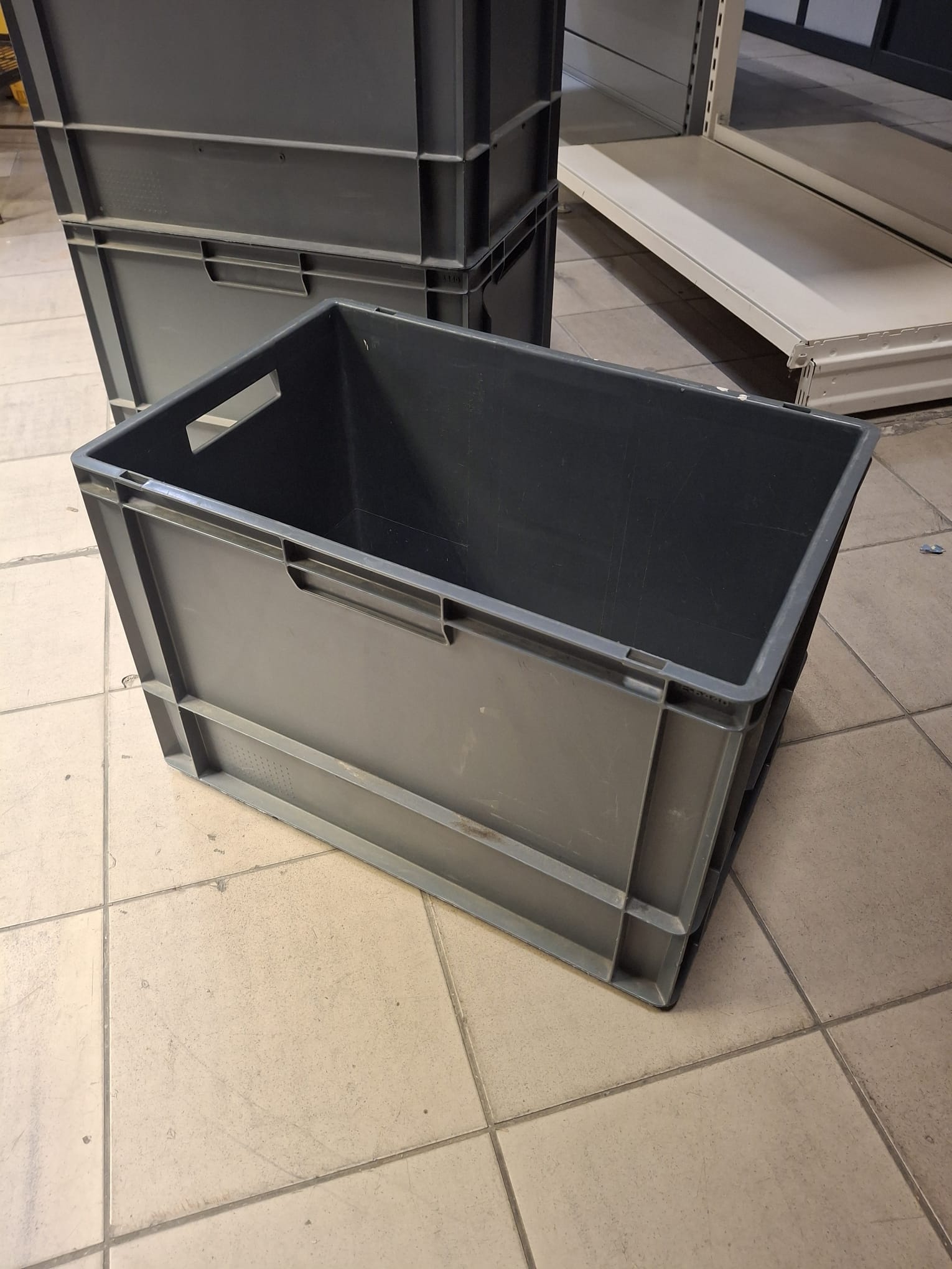 Caisse de manutention gris anthracite avec poignées – L59,5 x l40 x P40 cm