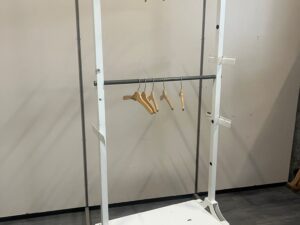 Portant à vêtements blanc sur roulettes – L90 x l40 x H190 cm
