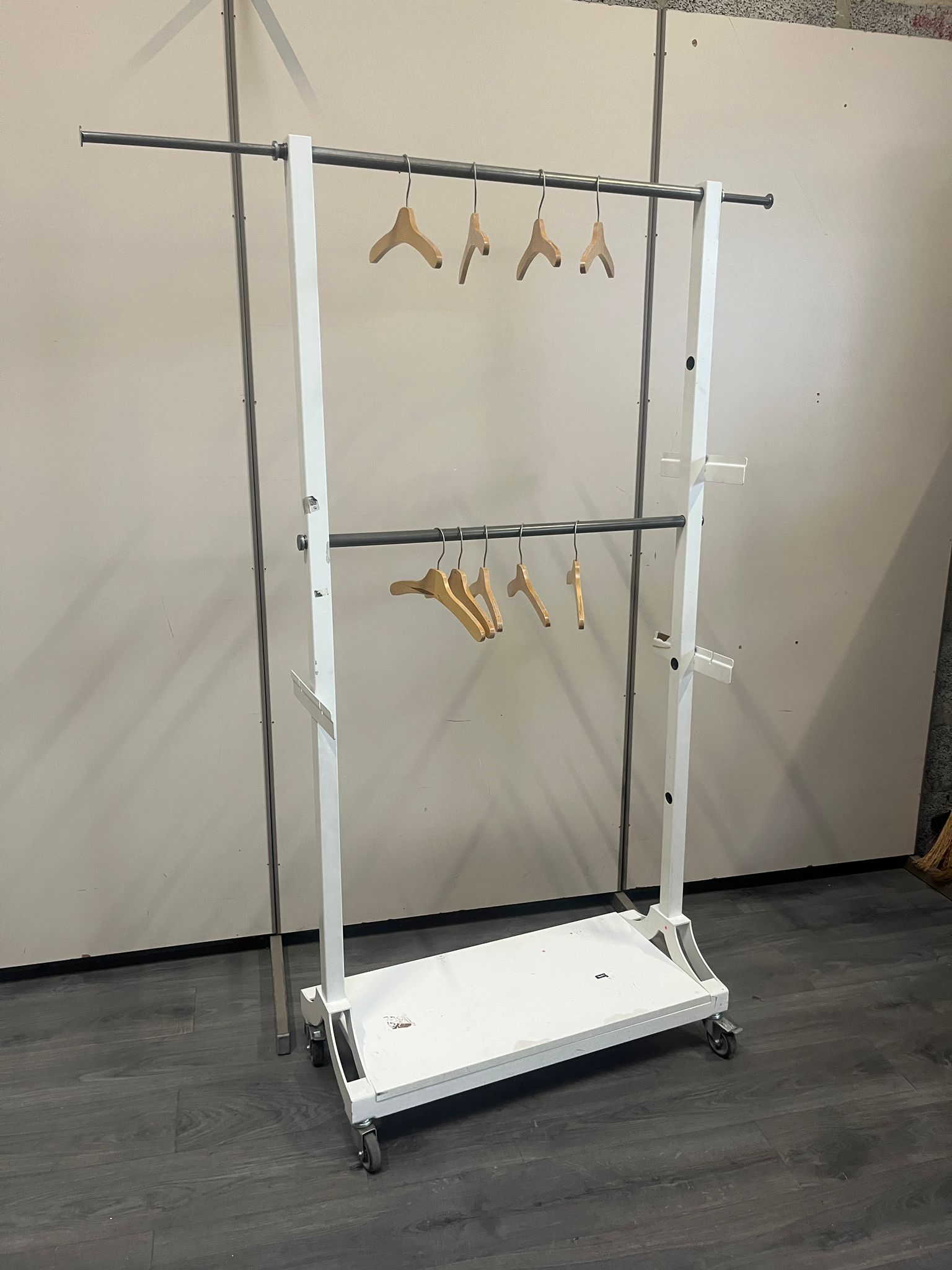 Portant à vêtements blanc sur roulettes – L90 x l40 x H190 cm