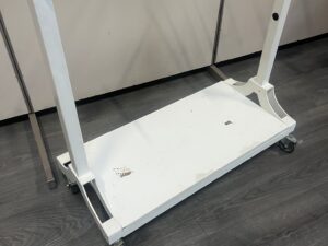 Portant à vêtements blanc sur roulettes – L90 x l40 x H190 cm