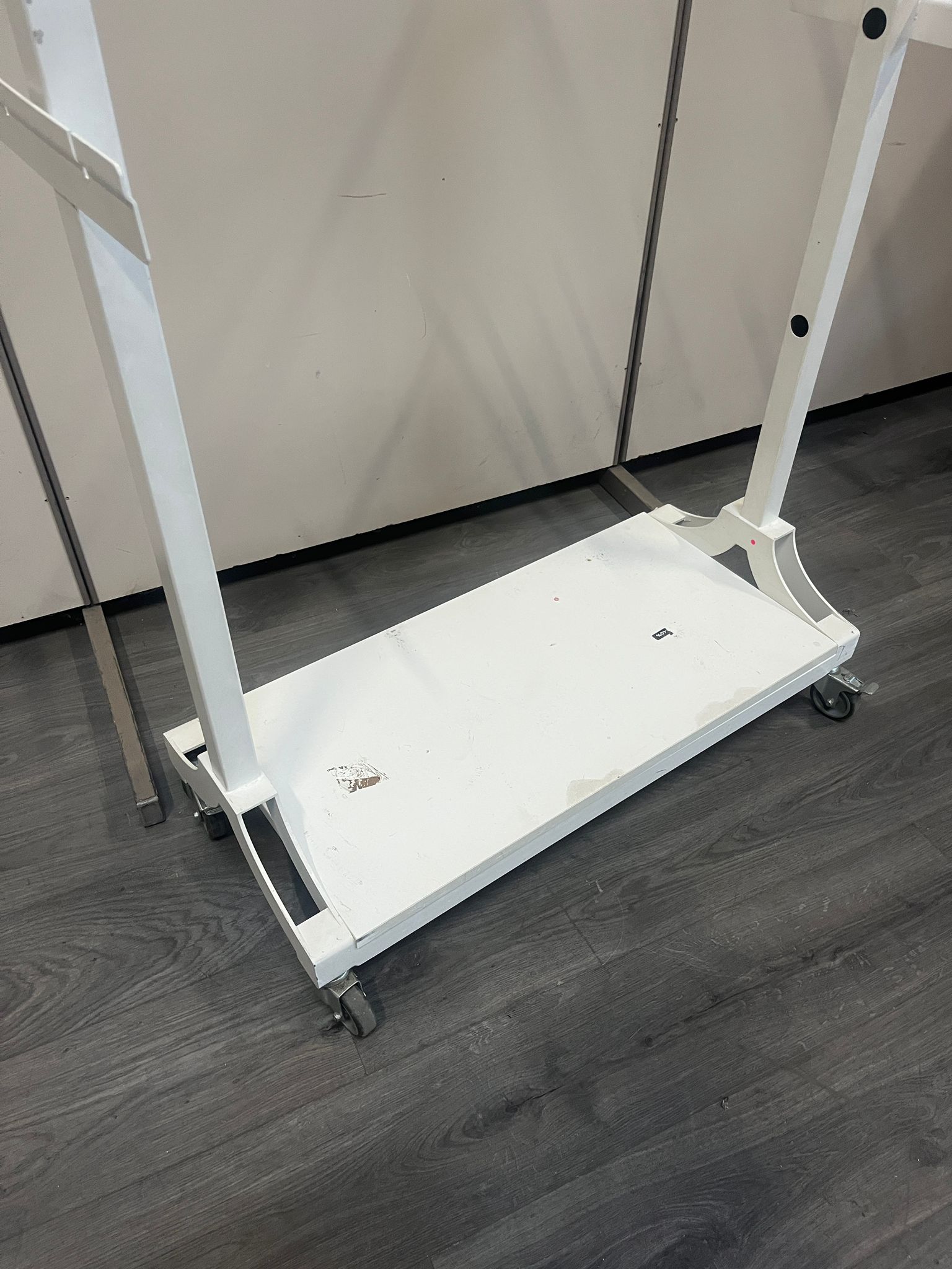 Portant à vêtements blanc sur roulettes – L90 x l40 x H190 cm