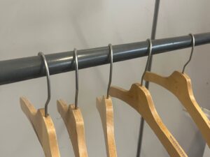 Portant à vêtements blanc sur roulettes – L90 x l40 x H190 cm