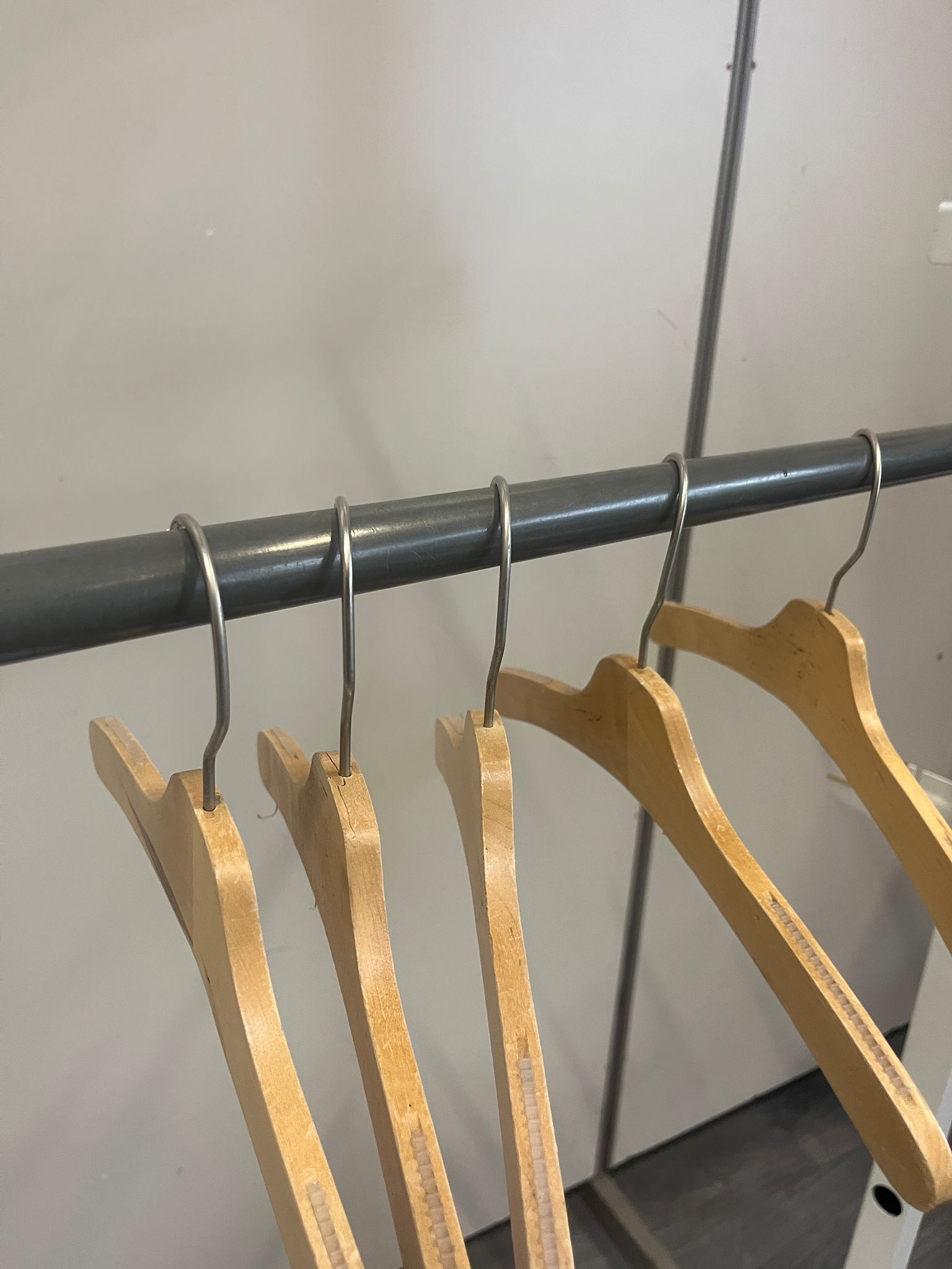 Portant à vêtements blanc sur roulettes – L90 x l40 x H190 cm