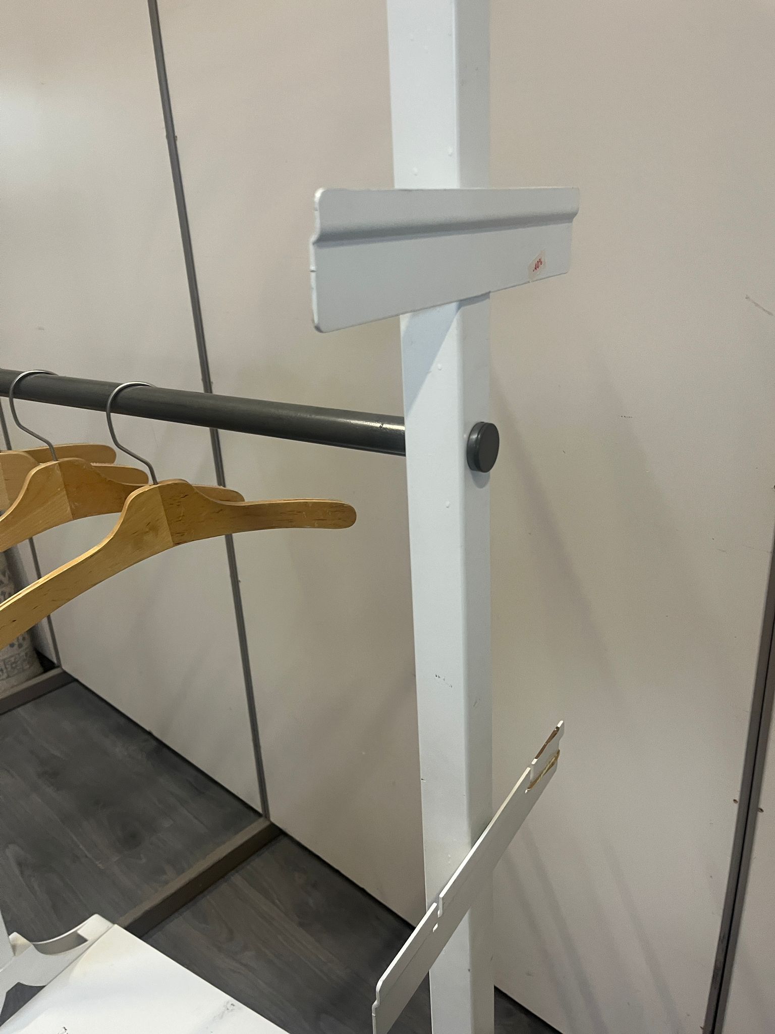 Portant à vêtements blanc sur roulettes – L90 x l40 x H190 cm
