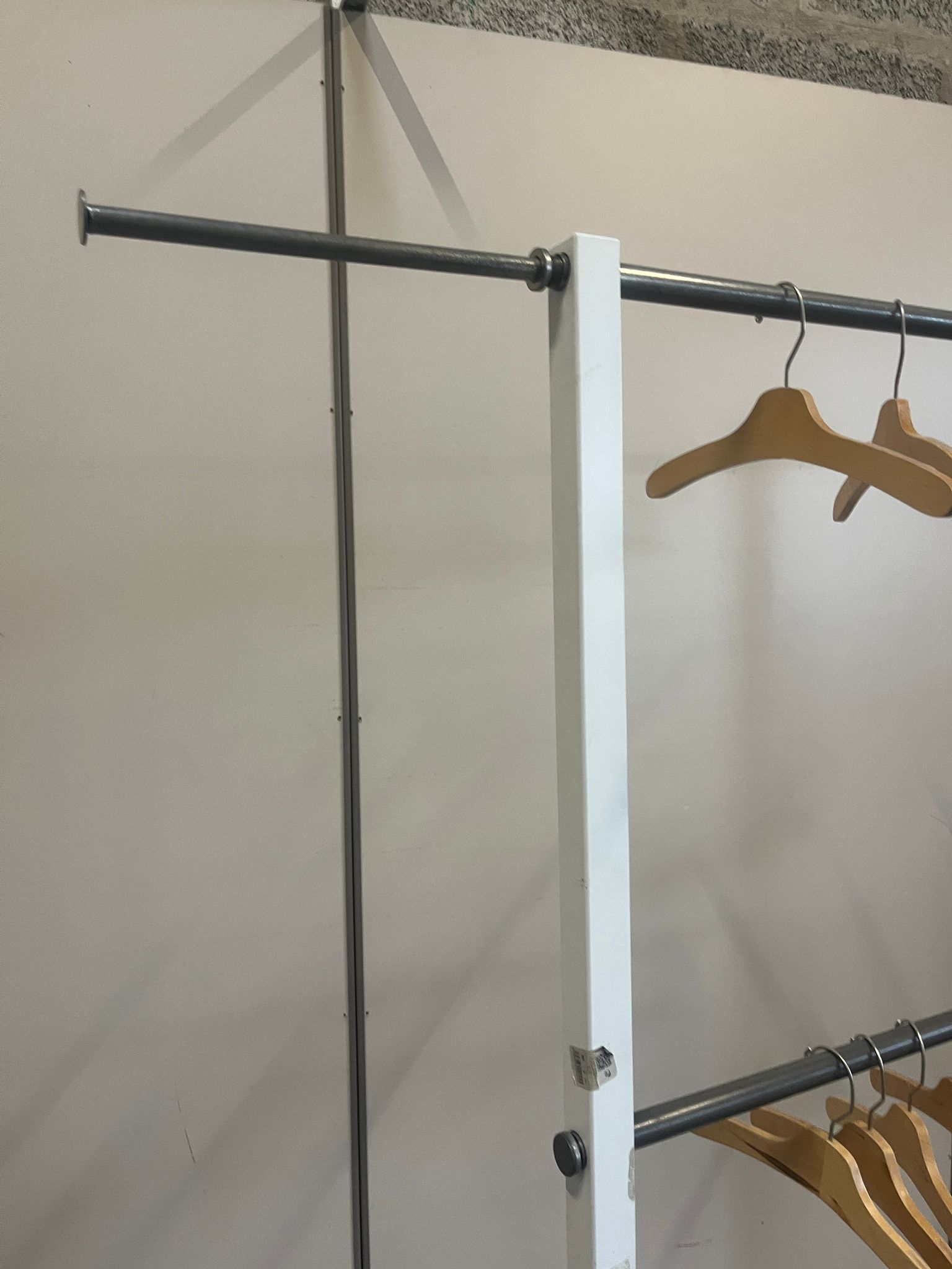 Portant à vêtements blanc sur roulettes – L90 x l40 x H190 cm
