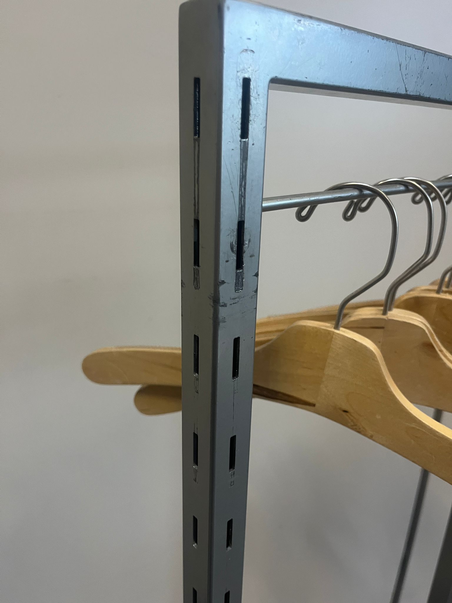 Portant à vêtements pied rond métallique – L43 x Ø50 x H143 cm