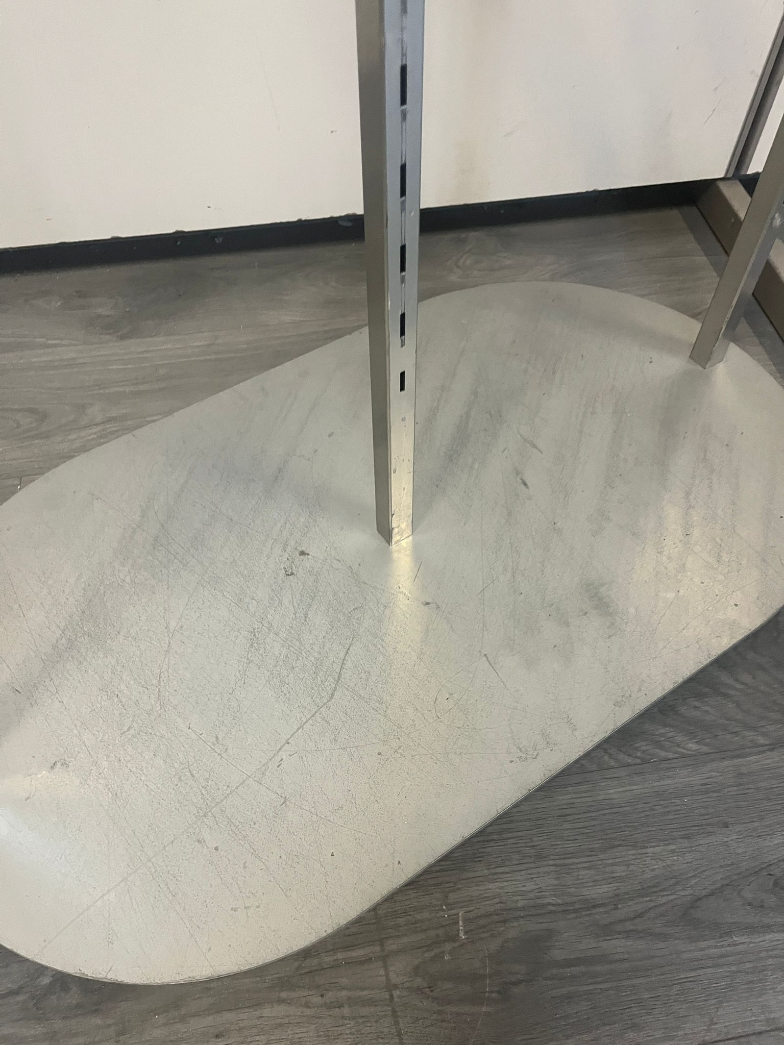 Portant à vêtements pied ovale métallique – L89 x l50 x H143 cm