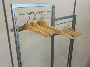Portant à vêtements pied ovale métallique – L89 x l50 x H143 cm
