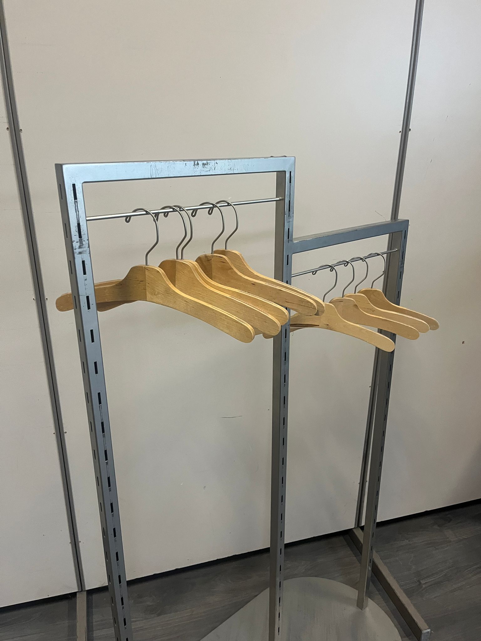 Portant à vêtements pied ovale métallique – L89 x l50 x H143 cm