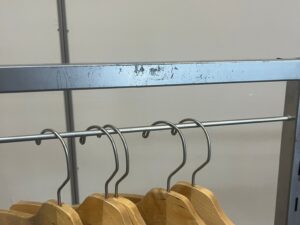 Portant à vêtements pied ovale métallique – L89 x l50 x H143 cm