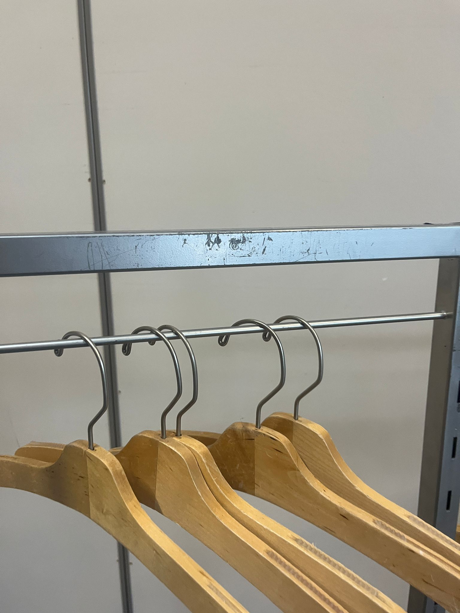 Portant à vêtements pied ovale métallique – L89 x l50 x H143 cm