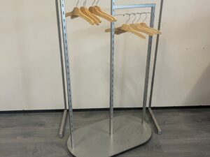 Portant à vêtements pied ovale métallique – L89 x l50 x H143 cm