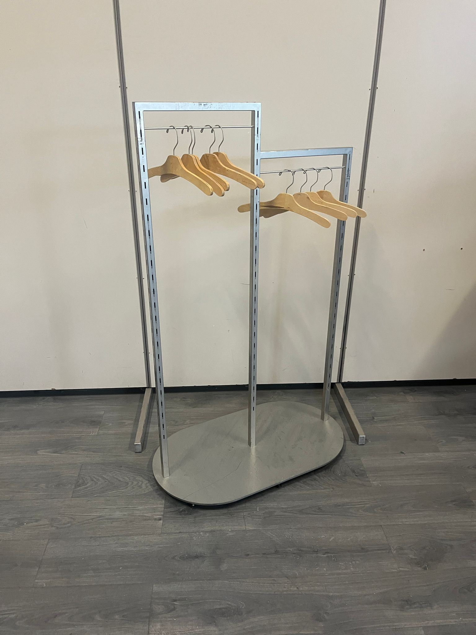 Portant à vêtements pied ovale métallique – L89 x l50 x H143 cm