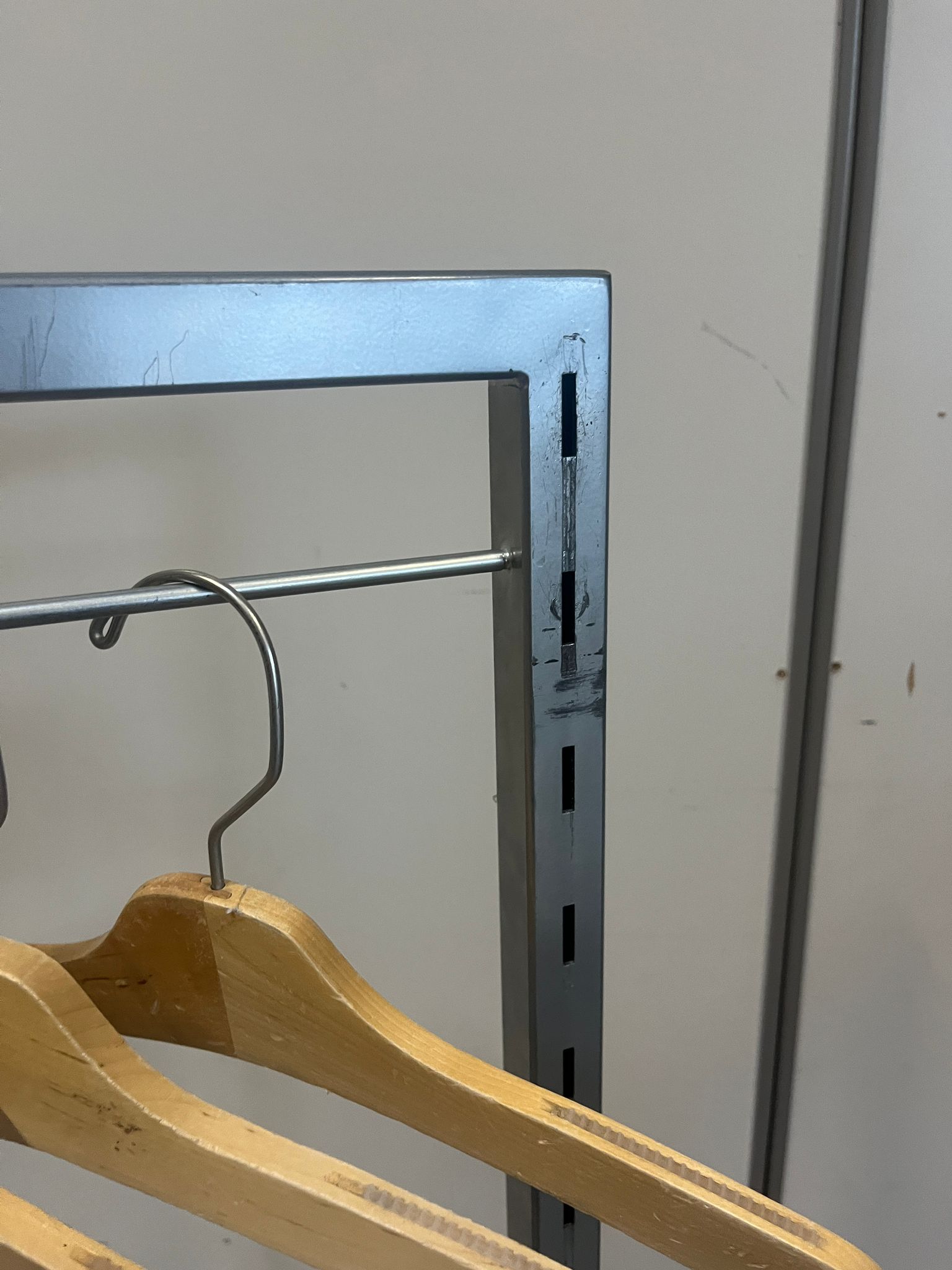 Portant à vêtements pied ovale métallique – L89 x l50 x H143 cm