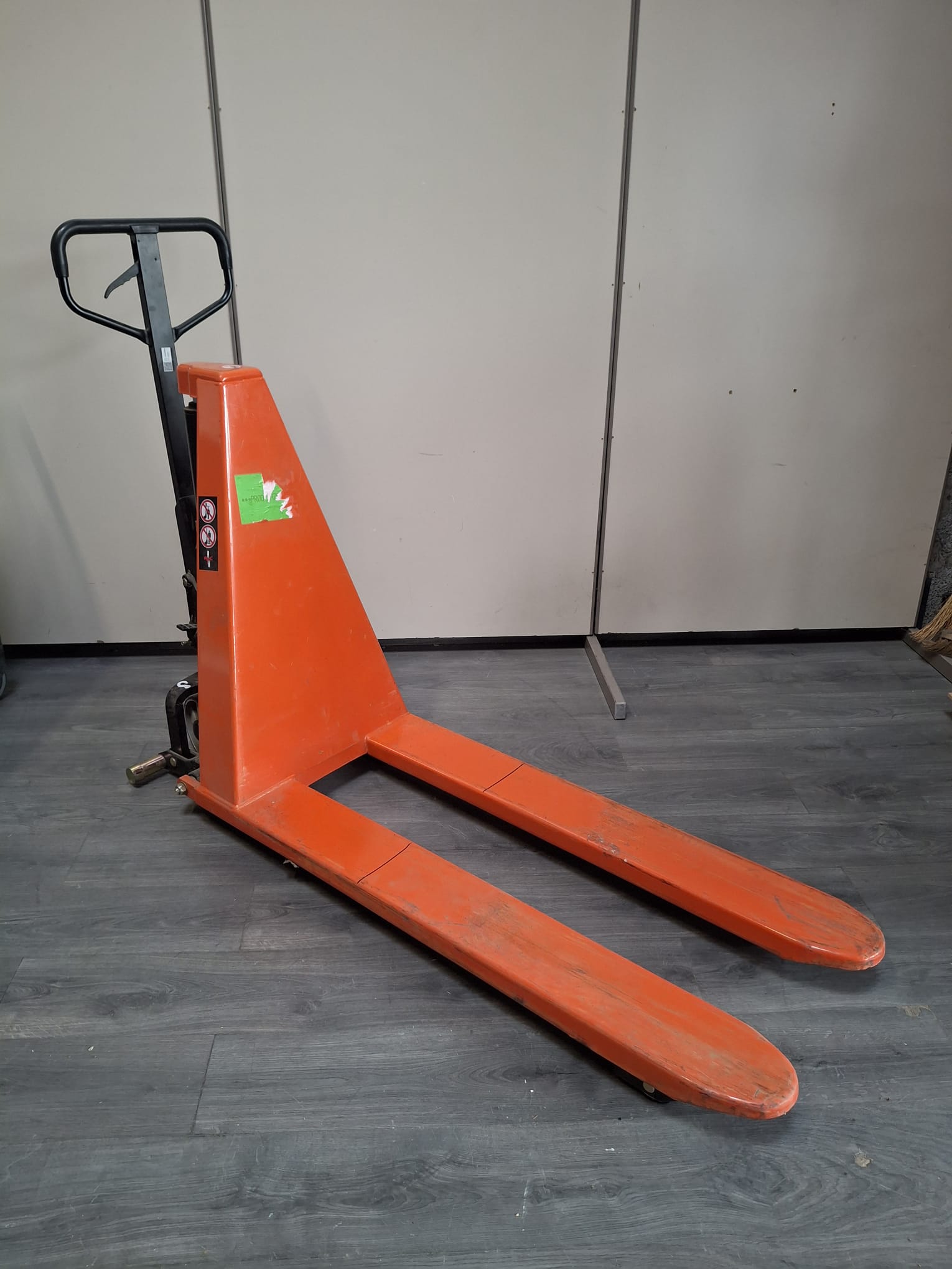Transpalette manuel orange 1000 kg avec stabilisateurs